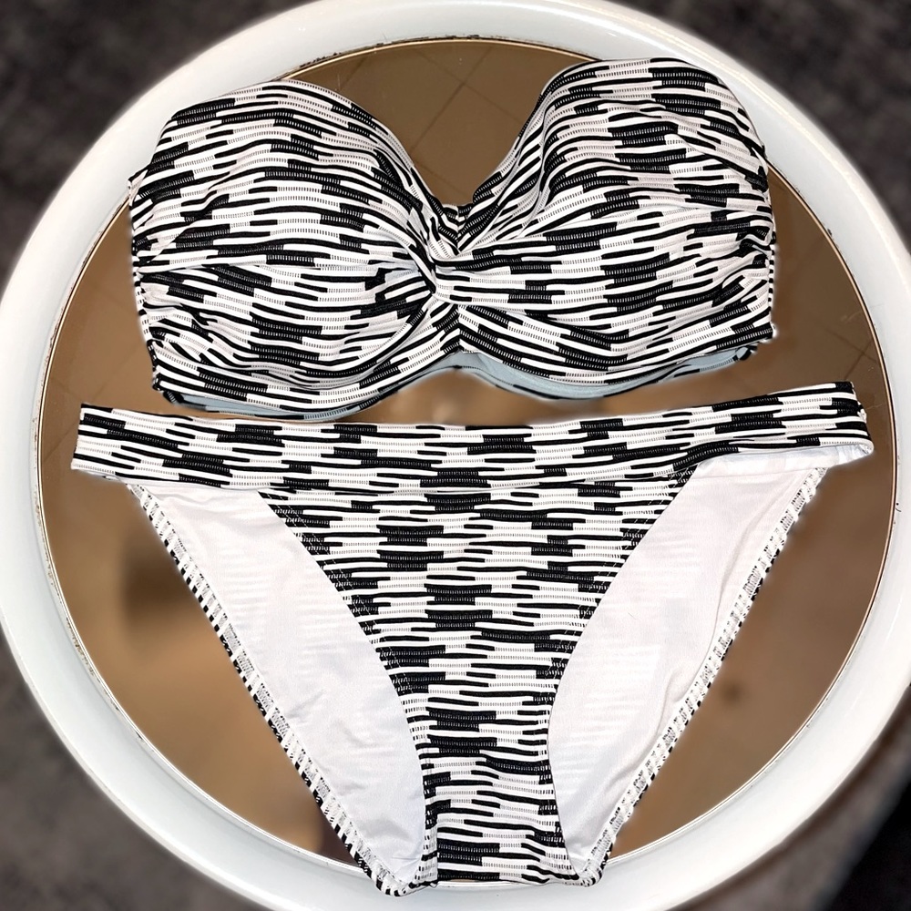 • Victoria’s Secret Swim • SET • 34DD-Top / Large-Bottom •